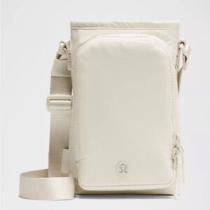 Lululemon Water Bottle Crossbody with Front Pocket 2L